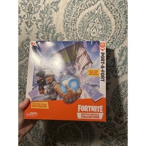 Fortnite Battle Royale Collection‎ Port-A-Fort & Infiltrator Figure